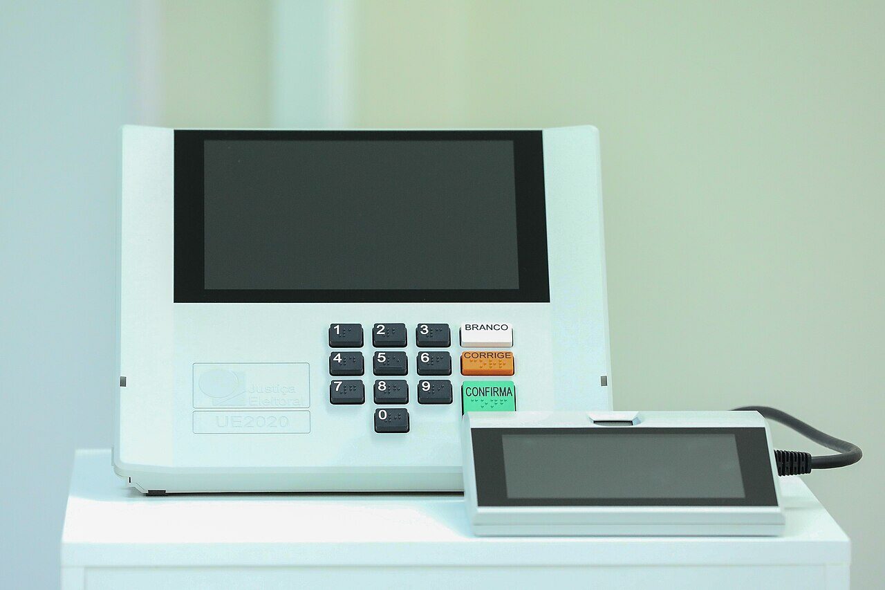 A Brazilian electronic voting machine, model UE2020, photographed by the country's electoral court.